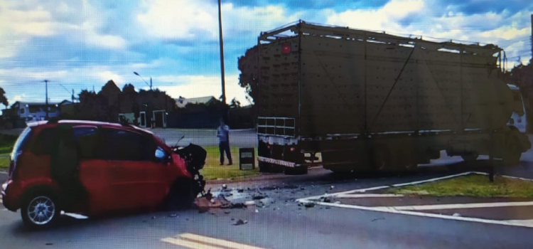 TRÂNSITO: Mulher morre em forte batida entre caminhão e carro na BR 277 em Céu Azul