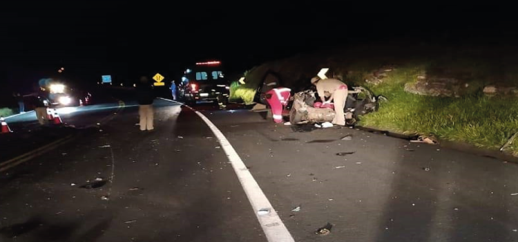 TRÂNSITO: Três pessoas morrem após serem ejetadas do carro em grave acidente na BR-277