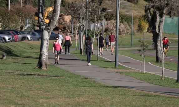 Último fim de semana de verão terá calor intenso no Paraná e alívio para a seca no Oeste