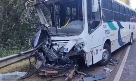 Uma pessoa morre e 18 ficam feridas após carro invadir pista contrária e bater de frente com ônibus no Paraná.