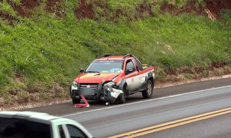 Utilitário colide na traseira de caminhão na br-277 em Cascavel