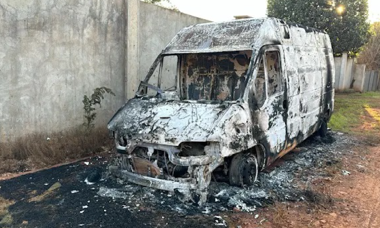 Van Furtada é encontrada incendiada em Cascavel.