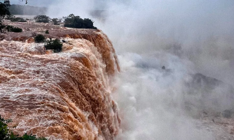 Vazão das Cataratas do Iguaçu atinge 5,5 milhões litros d'água por segundo