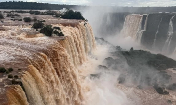 Vazão das Cataratas do Iguaçu aumenta quase o dobro com as chuvas no Paraná