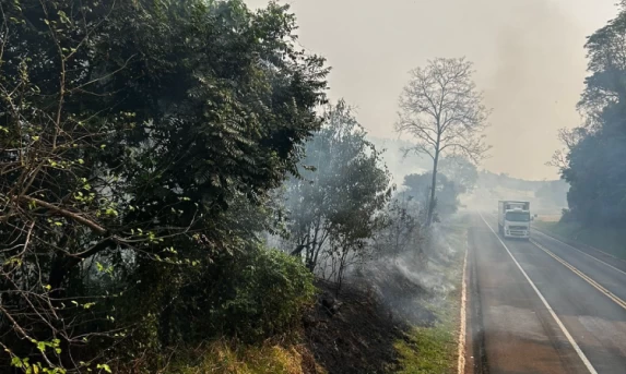 Vegetações próximas a BR-277 em Ibema e comunidade do Mato Queimado pegam fogo