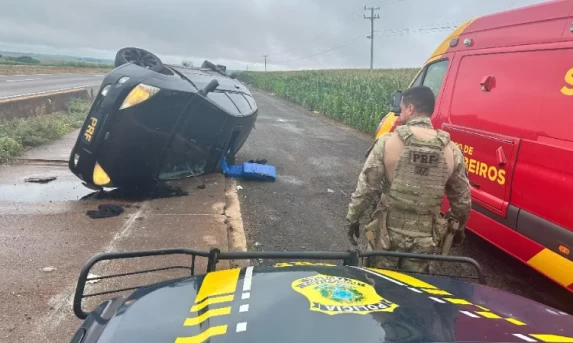 Veículo carregado de maconha tomba na BR 163 em Cascavel; Vídeo.