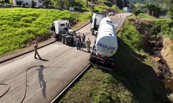 Veículo Com Carga Perigosa Ameaça Tombar Ao Lado De Córrego Em Nova Laranjeiras