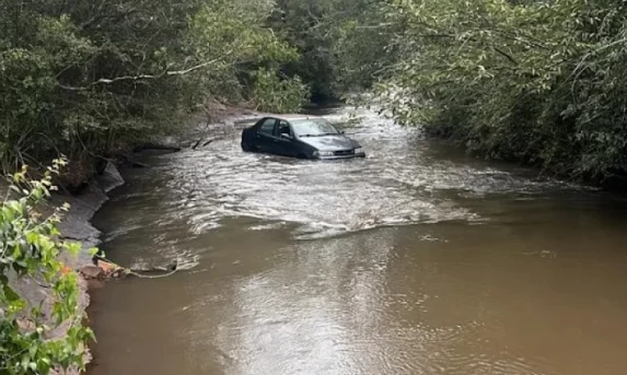 Veículo suspeito é abandonado dentro de rio em Assis Chateaubriand.