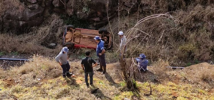 Veículo tomba próximo ao “trilho” do Trem na comunidade de Mato Queimado