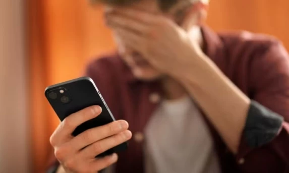 Veja o que acontece com seu corpo ao passar 8h no celular todos os dias