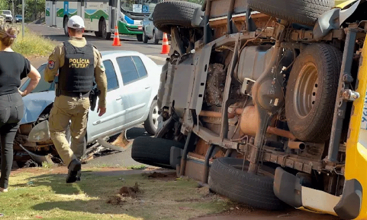 Viatura da PM tomba após colisão com carro em Cascavel