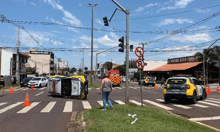 Viatura da Polícia Militar tomba após acidente no bairro Coqueiral