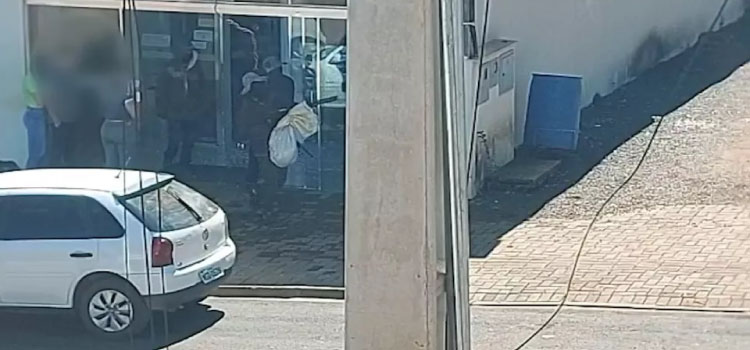 VÍDEO: Assaltantes roubam agência bancária e fazem reféns no Paraná.
