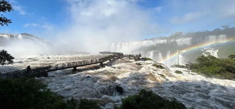 Vazão das Cataratas sobe 4 vezes e atinge 6 milhões de litros por segundo.