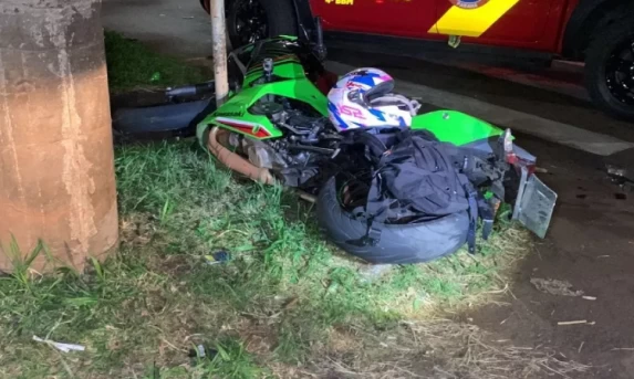 Vídeos mostram como foi o acidente que matou motociclista de 20 anos em Cascavel.