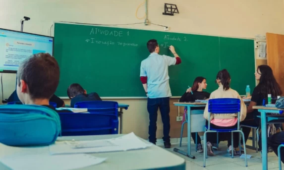 Volta às aulas mobiliza 1,1 milhão de alunos no PR; Estado abre PSS com 4 mil vagas e salários de até R$ 6,9 mil