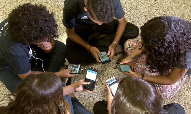 Volta às aulas sem celular: saiba como vai funcionar a nova lei