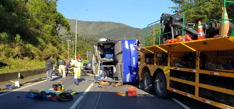 Ônibus do Umuarama Futsal sofre acidente e deixa feridos e mortos na BR-376