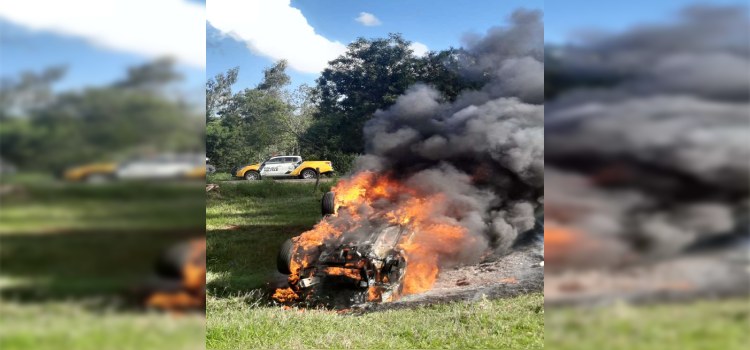 ﻿Veículo pega fogo após capotamento na PR-323 em Cafezal do Sul.