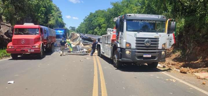 Caminhão sai da pista na BR-277, tomba e motorista morre em acidente, no PR  